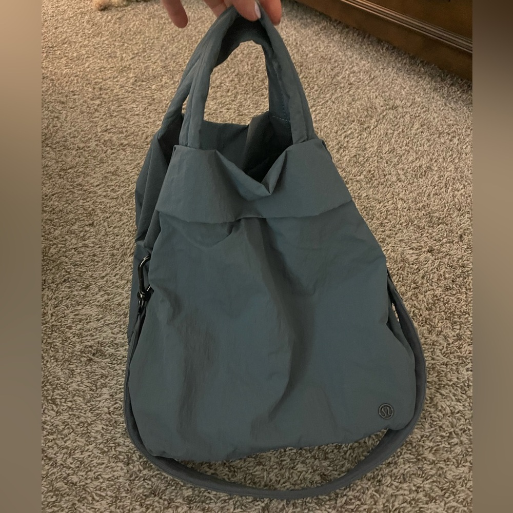 Gently used lululemon workout bag, excellent condition
